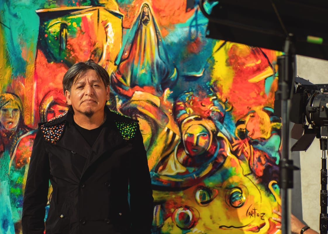 Ariel Cortez frente a uno de sus murales